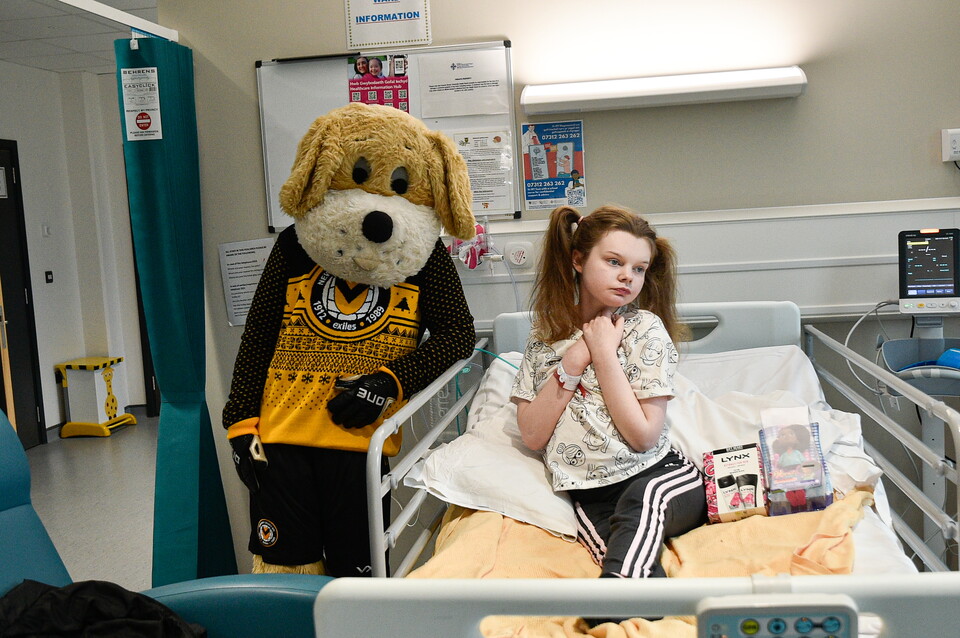 Gallery | Newport County make hospital Christmas visit 