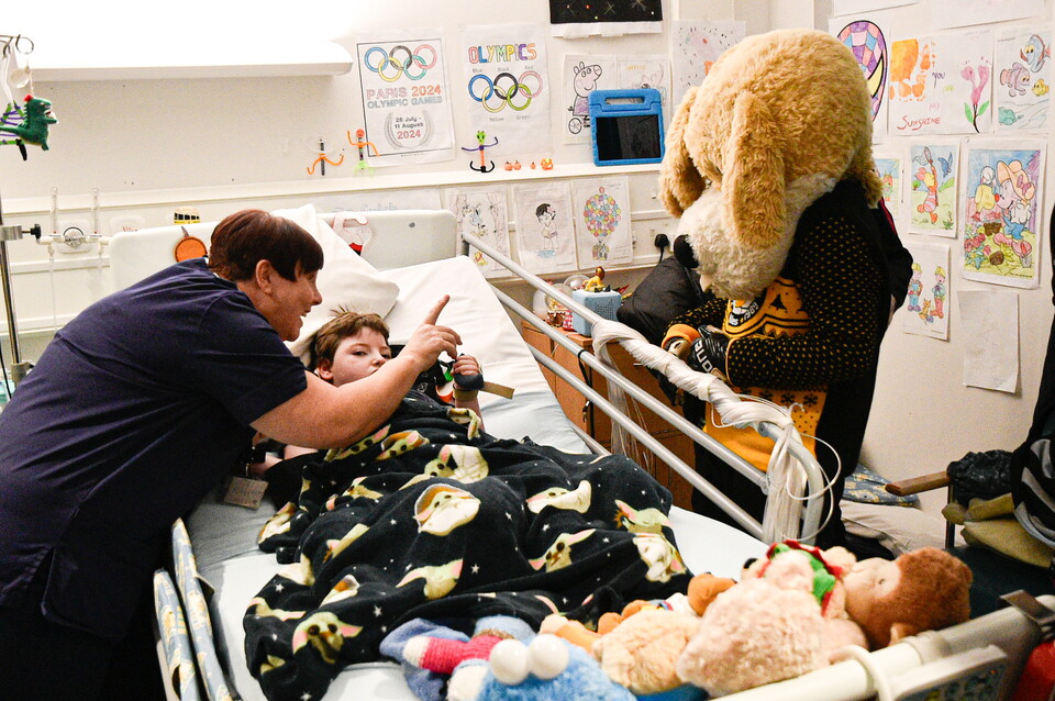 Gallery | Newport County make hospital Christmas visit 