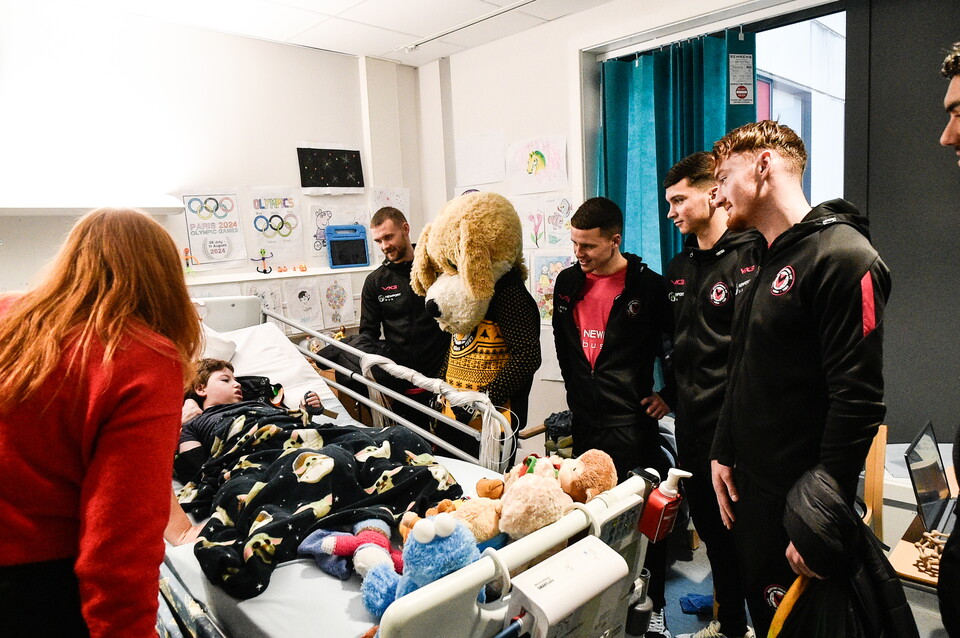 Gallery | Newport County make hospital Christmas visit 
