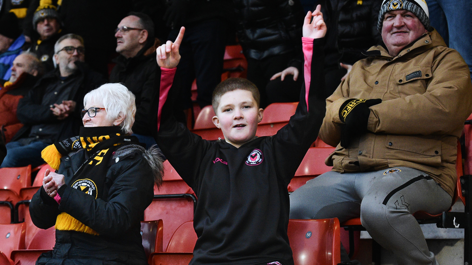 Fans crewe (A)